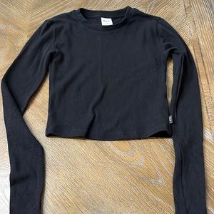 ARITZIA TNA T LONG SLEEVE RIBBED CROPPED T SHIRT